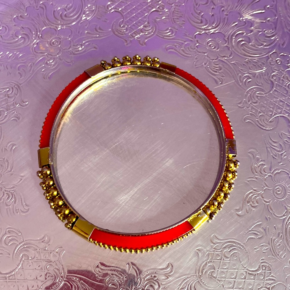 ❤️ 3/15 $12 Vintage Bracelet Gold tone and red color bangle bracelet